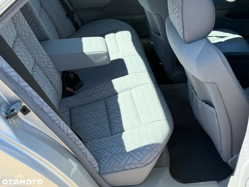 Mercedes-Benz Klasa C 180 Elegance - 13