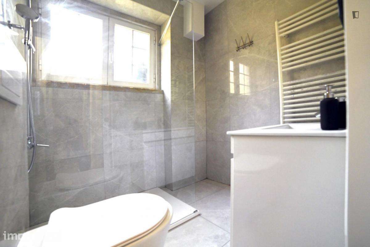 Quarto - localizado em Intendente Lisbon - Grande imagem: 2/10