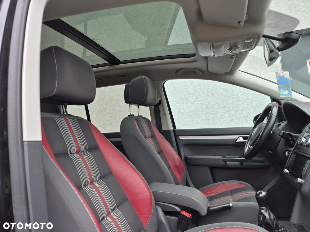 Volkswagen Touran 2.0 TDI DPF MATCH - 11