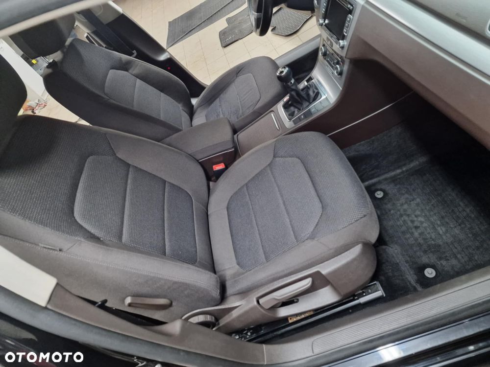 Volkswagen Passat 2.0 TDI Comfortline - 12