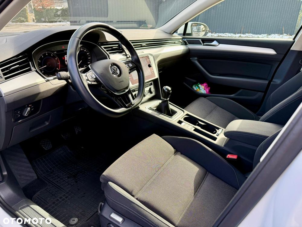 Volkswagen Passat - 11