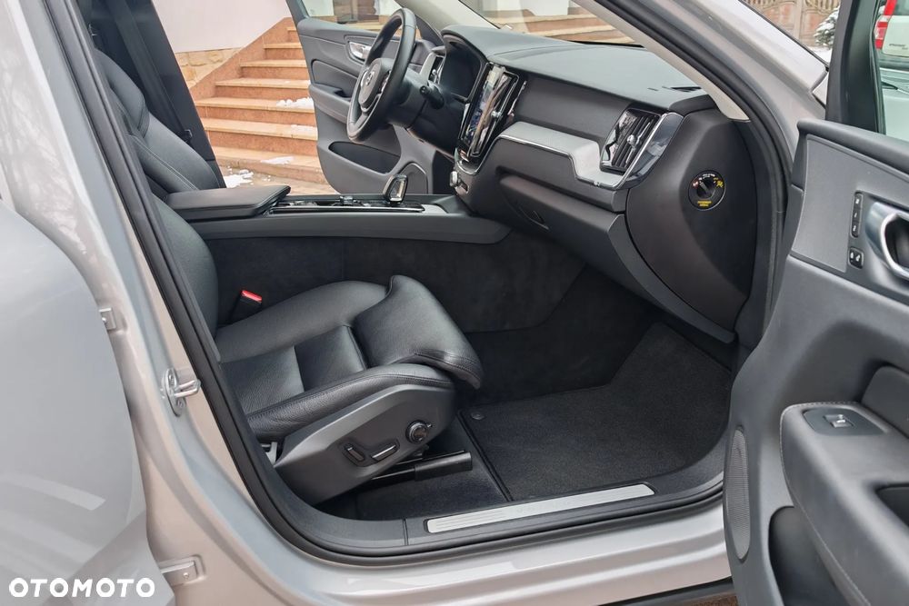 Volvo XC 60 B4 D AWD Plus Dark - 10