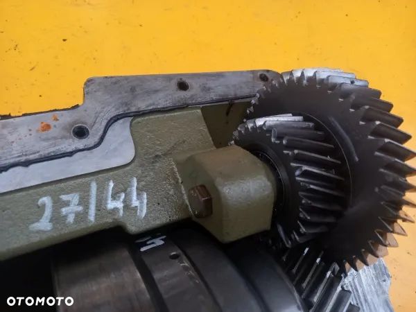 Przystawka przedniego napędu obudowa 49/44/27 John Deere 6620 - 4