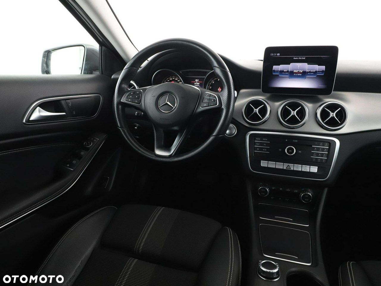 Mercedes-Benz GLA 180 7G-DCT Activity Edition - 16