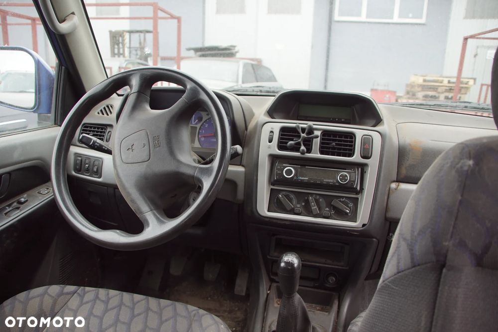 Auto na części - Mitsubishi Pajero Pinin 2.0 GDI 129 KM 4G94 V5M21 TH9B 2003R Silnik Skrzynia Drzwi Maska Błotnik Klapa Zderzak Lampa Lusterko Klamka Szyba Deska Kokpit Sterownik Moduł Czujnik Licznik Wyświetlacz Panel Kierownica - 15