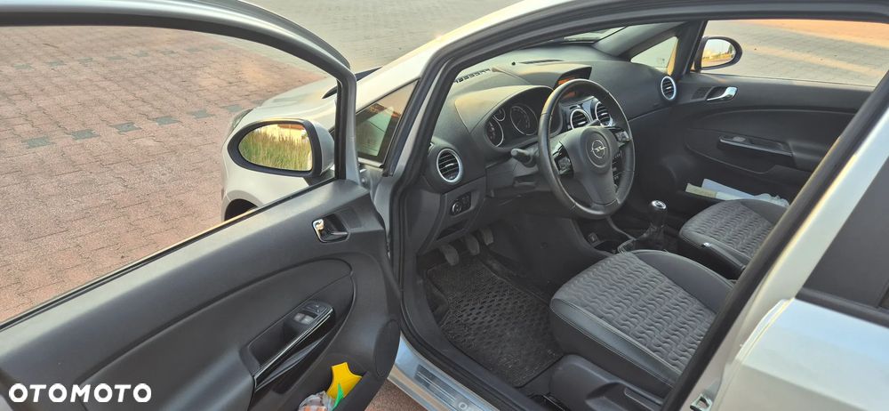 Opel Corsa 1.4 16V Cosmo - 9