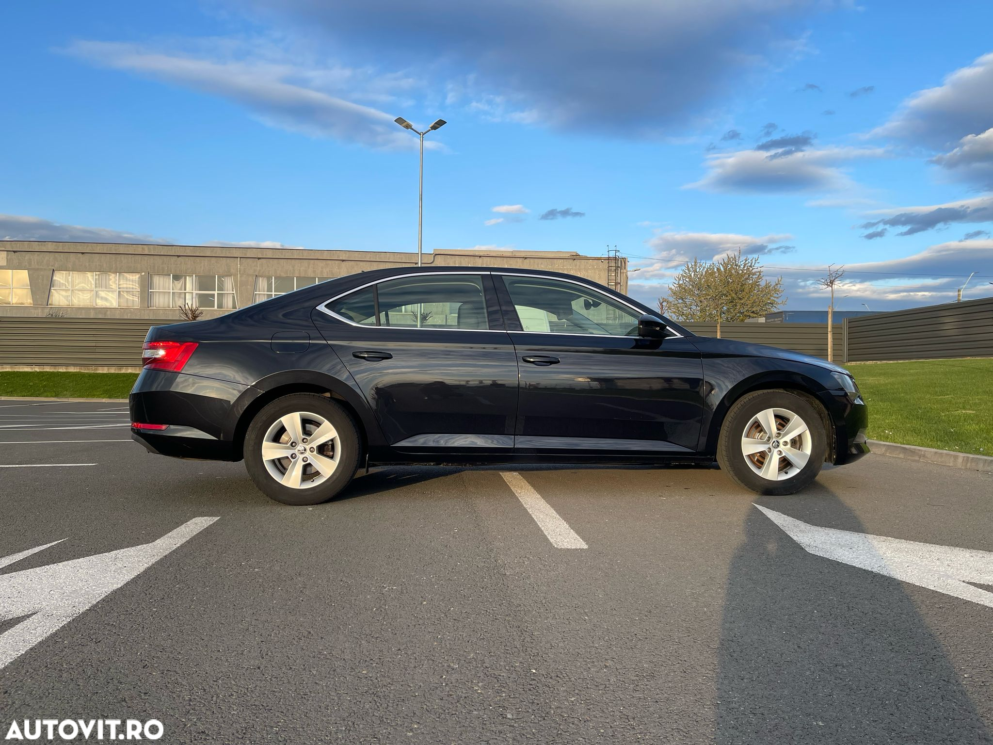 Skoda Superb 2.0 TDI DSG Premium Edition - 9