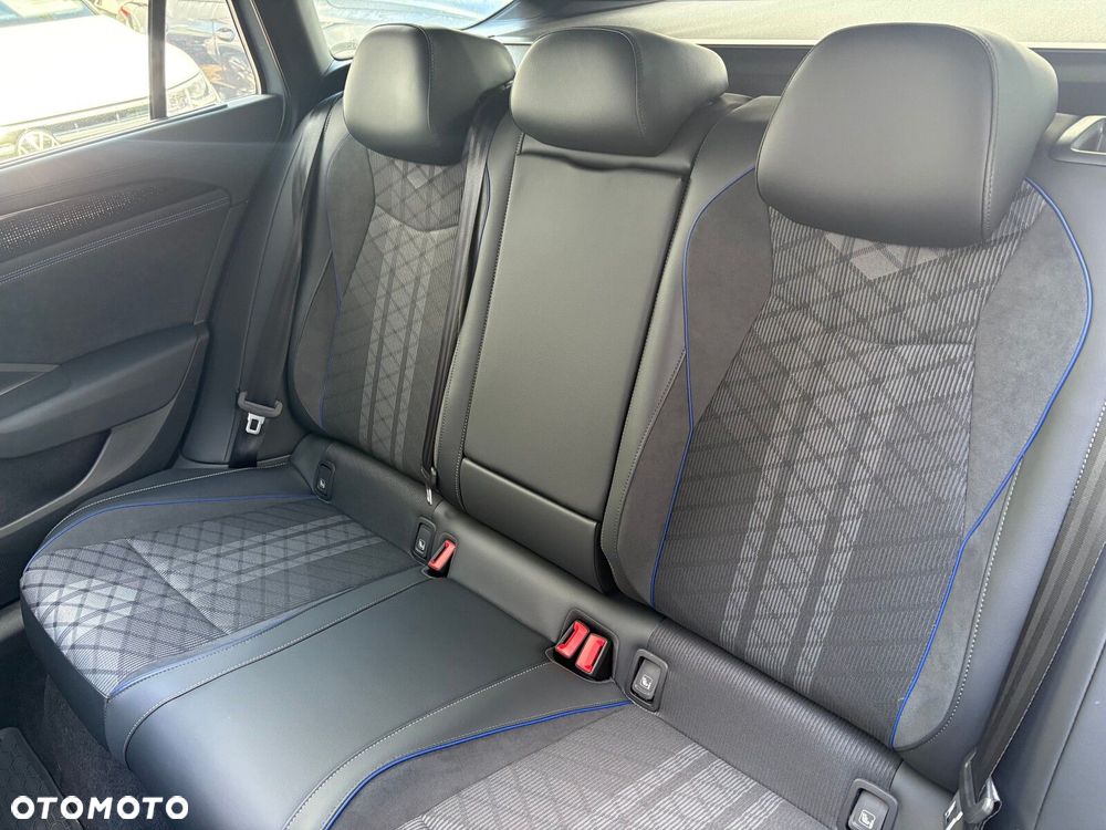 Volkswagen Passat Variant 2.0 TDI SCR R-Line Plus DSG - 14