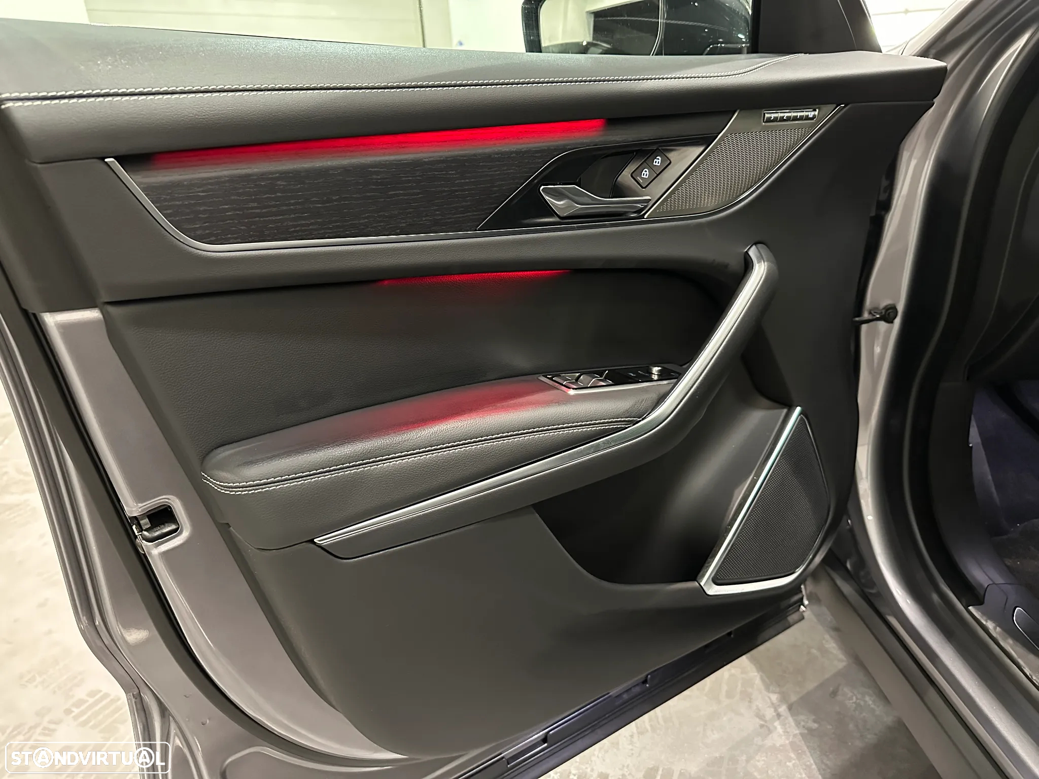 Jaguar F-Pace 2.0 P400e AWD R-Dynamic S - 12