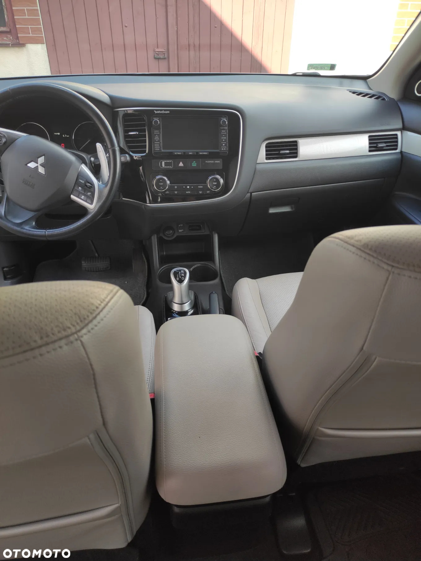 Mitsubishi Outlander 2.0 4WD Plug-In Hybrid Plus - 7