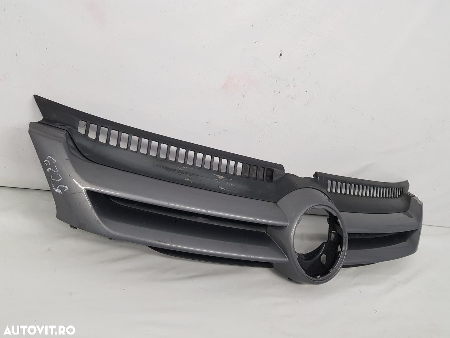 Grila radiator VW Golf 5 Plus dupa 2005 - 3