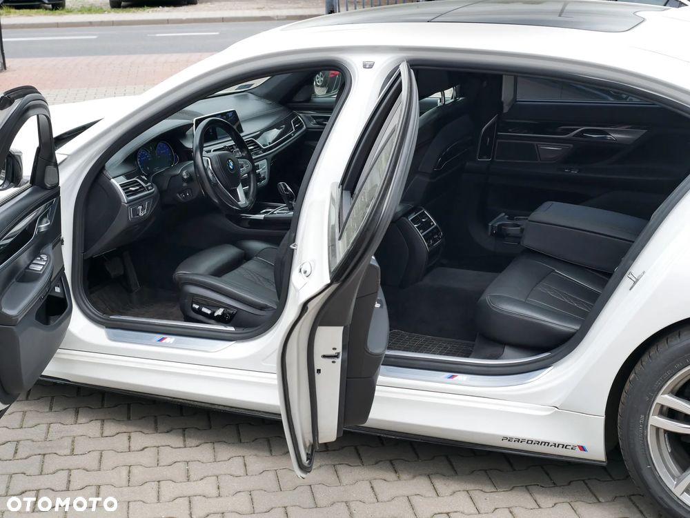 BMW Seria 7 750Li xDrive - 28