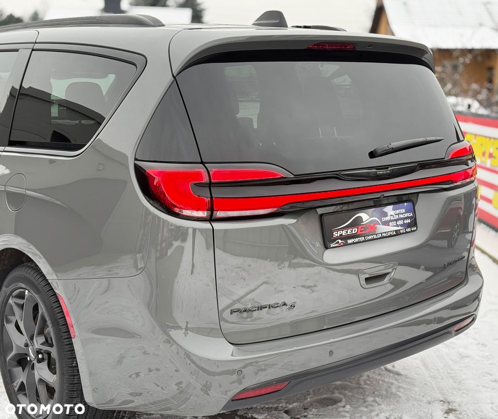 Chrysler Pacifica - 12