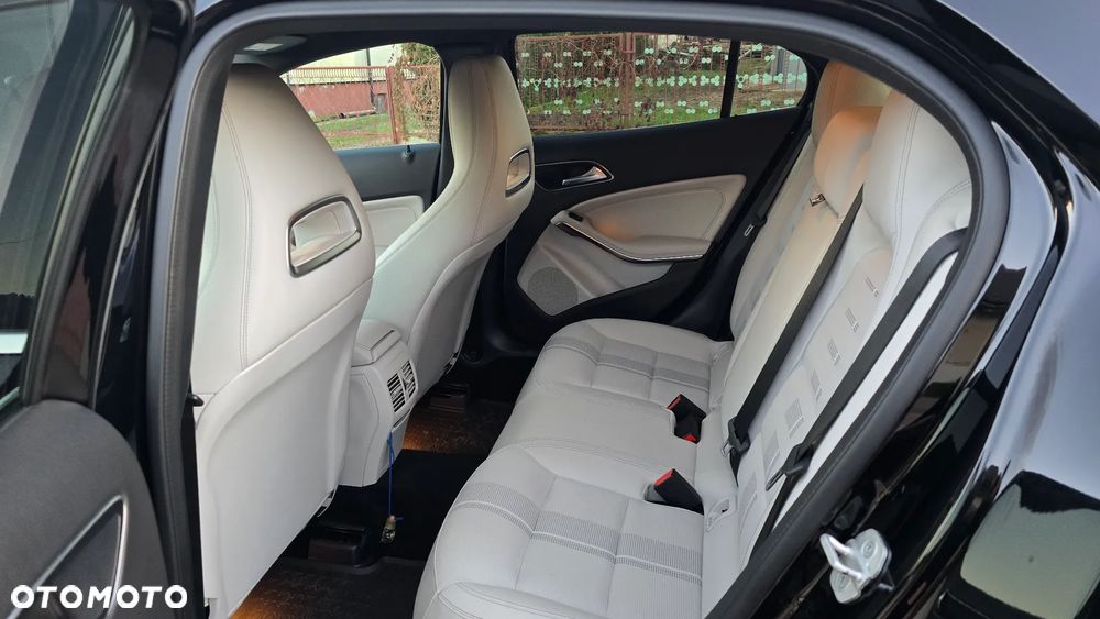 Mercedes-Benz GLA 200 7G-DCT AMG Line - 13