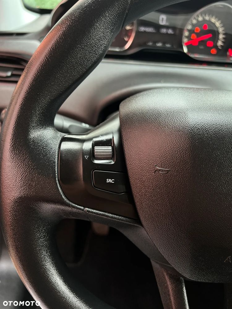 Peugeot 208 - 35