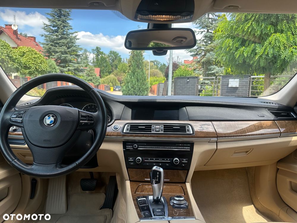 BMW Seria 7 740i - 25