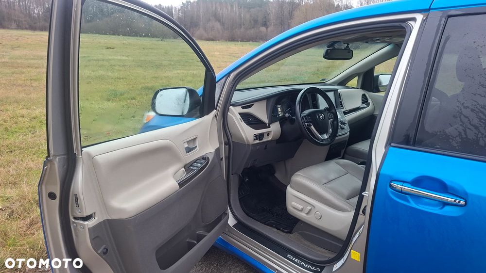 Toyota Sienna 3.5 XLE AWD - 13