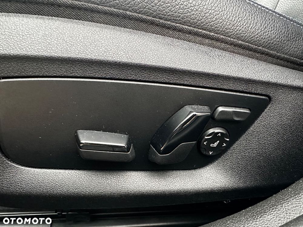 BMW Seria 5 530d xDrive Touring - 31
