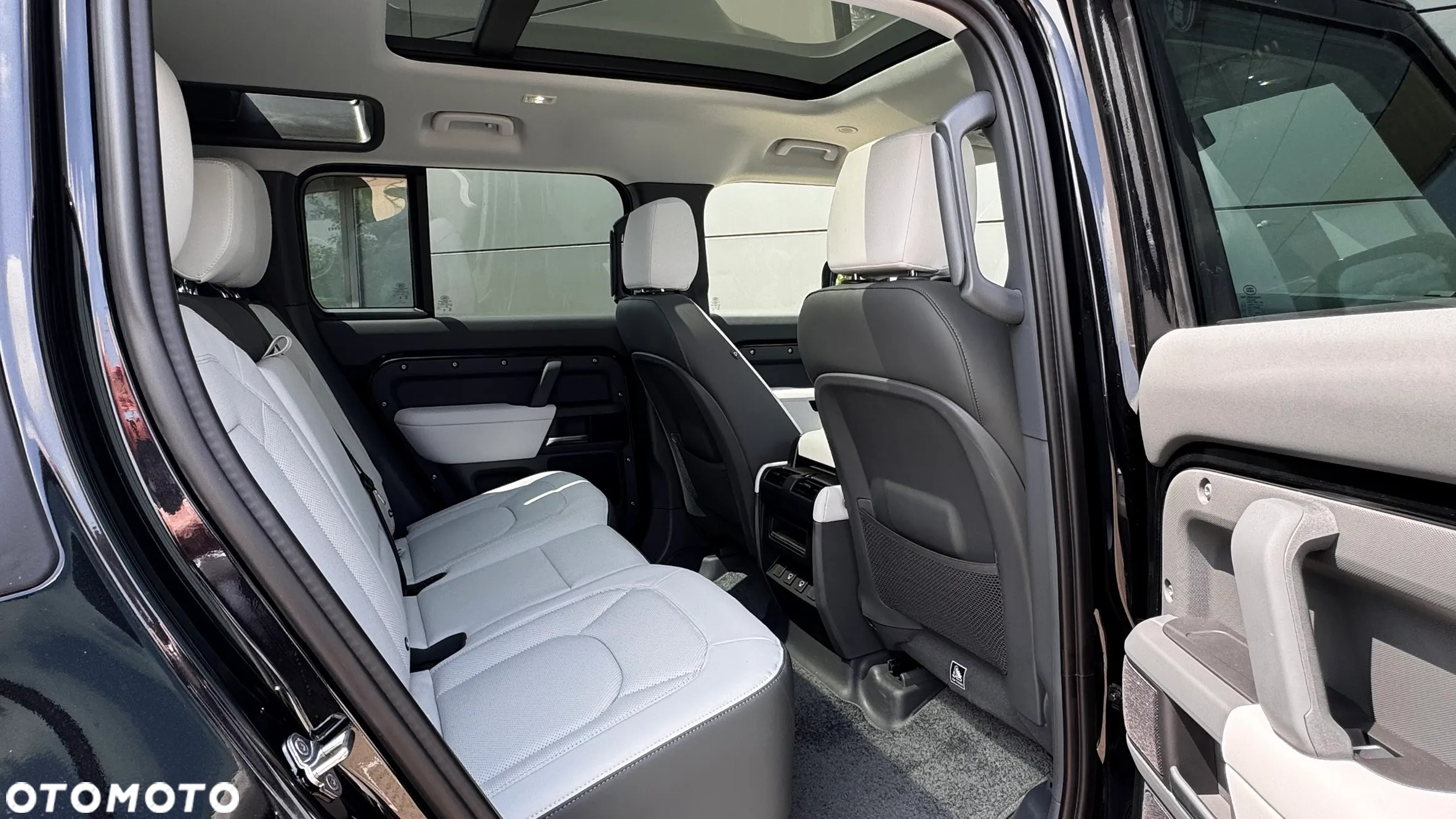 Land Rover Defender 110 2.0 D240 SE - 12