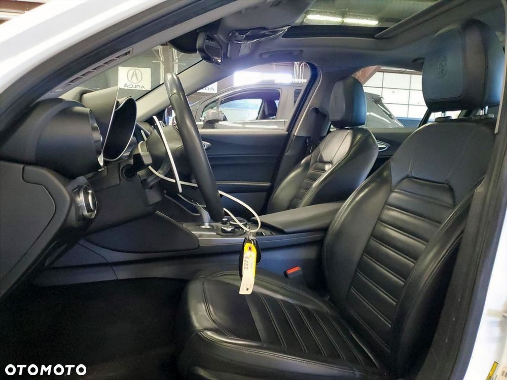 Alfa Romeo Giulia - 8