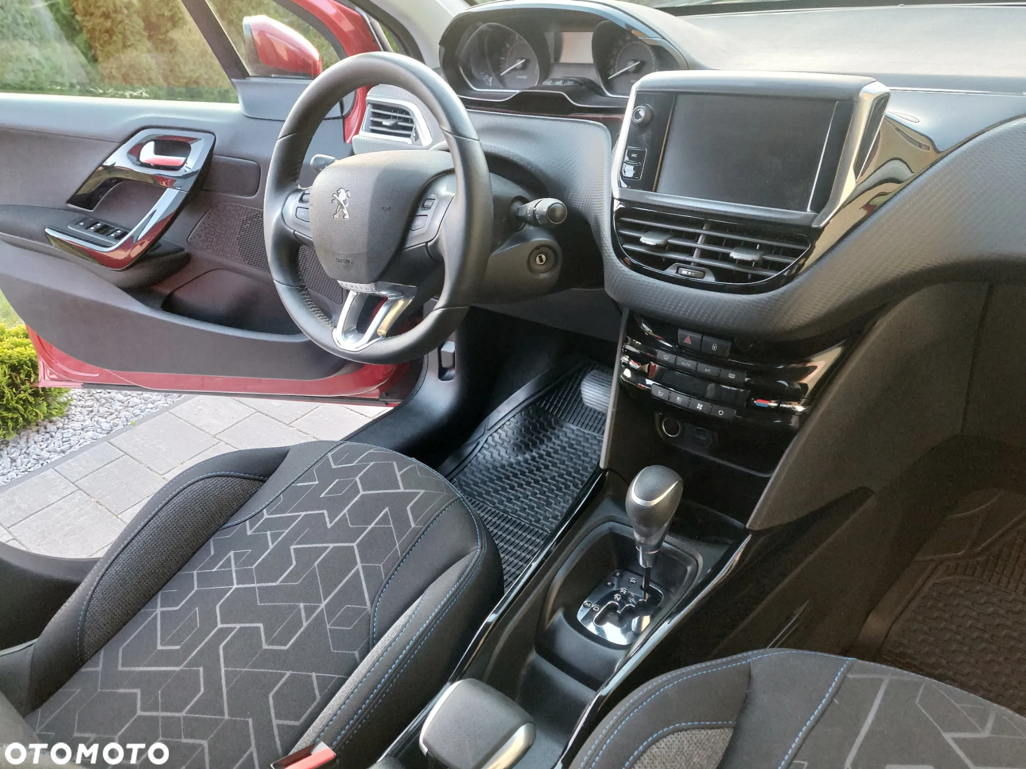 Peugeot 2008 1.2 Pure Tech GPF Signature S&S EAT6 - 17