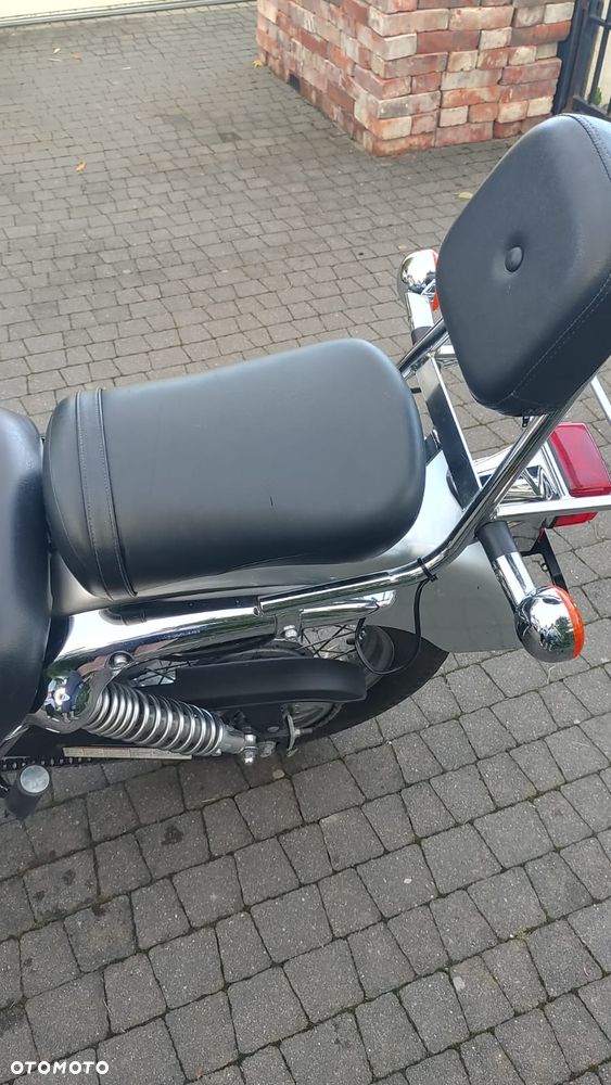 Suzuki Intruder - 8