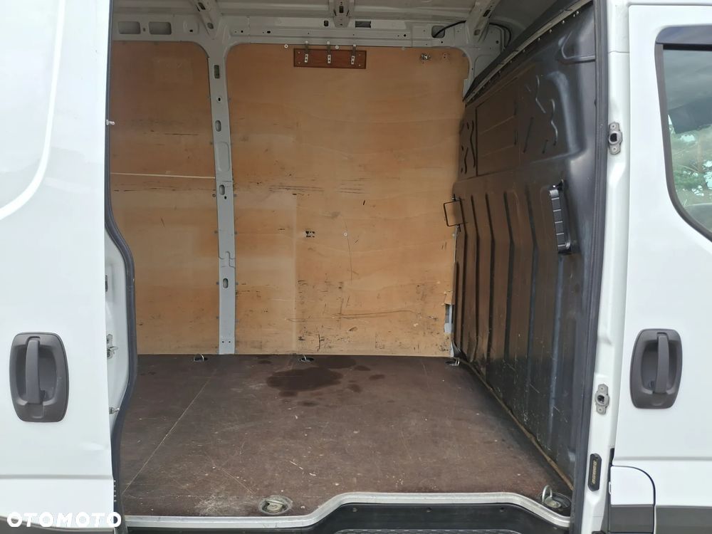 Iveco Daily 35S16 L4H2 Furgon VAN Blaszak Maxi Reflektory Full Led Euro 6 Skrzynia Biegów HI-MATIC 3 Miejsca Kamera Cofania Drzwi tylne Otwierane 270 Stopni Udźwig Haka 3500kg Radar Asystent Pasa Ruchu - 10