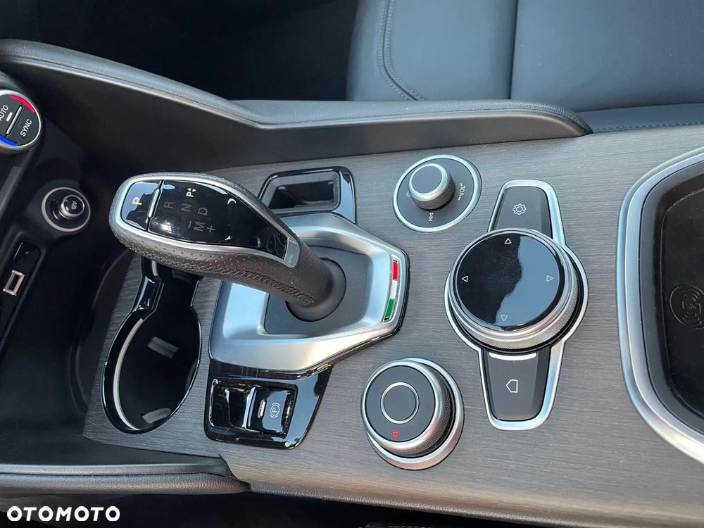Alfa Romeo Giulia 2.0 Turbo TI Q4 - 11