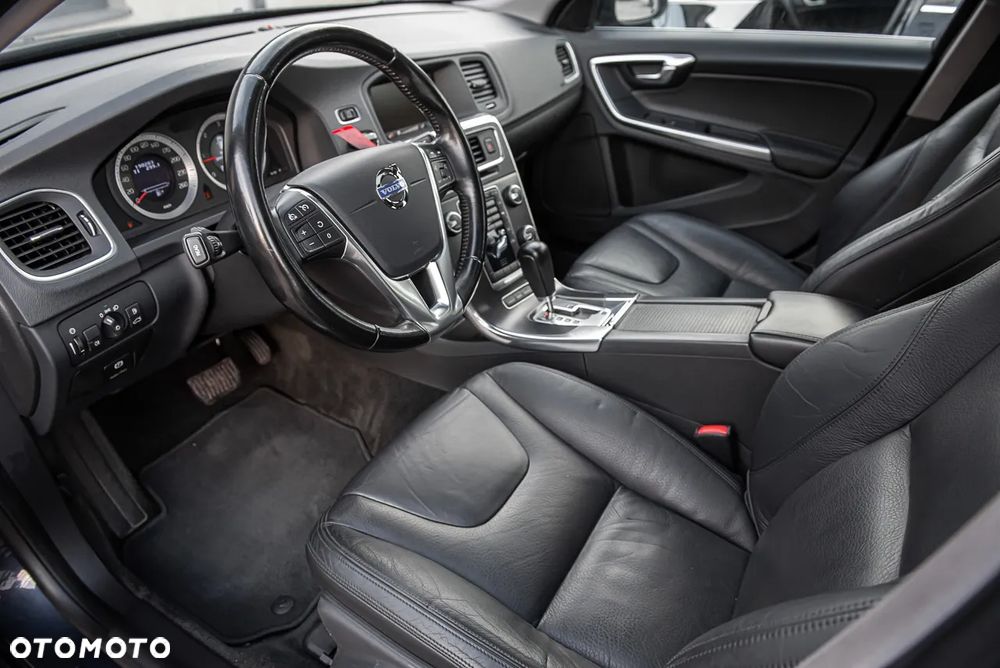 Volvo V60 D5 AWD Momentum - 16
