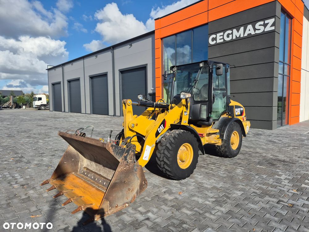 Caterpillar 907H / z Niemiec / Łyżka otwierana + Widły / 6700 mth /