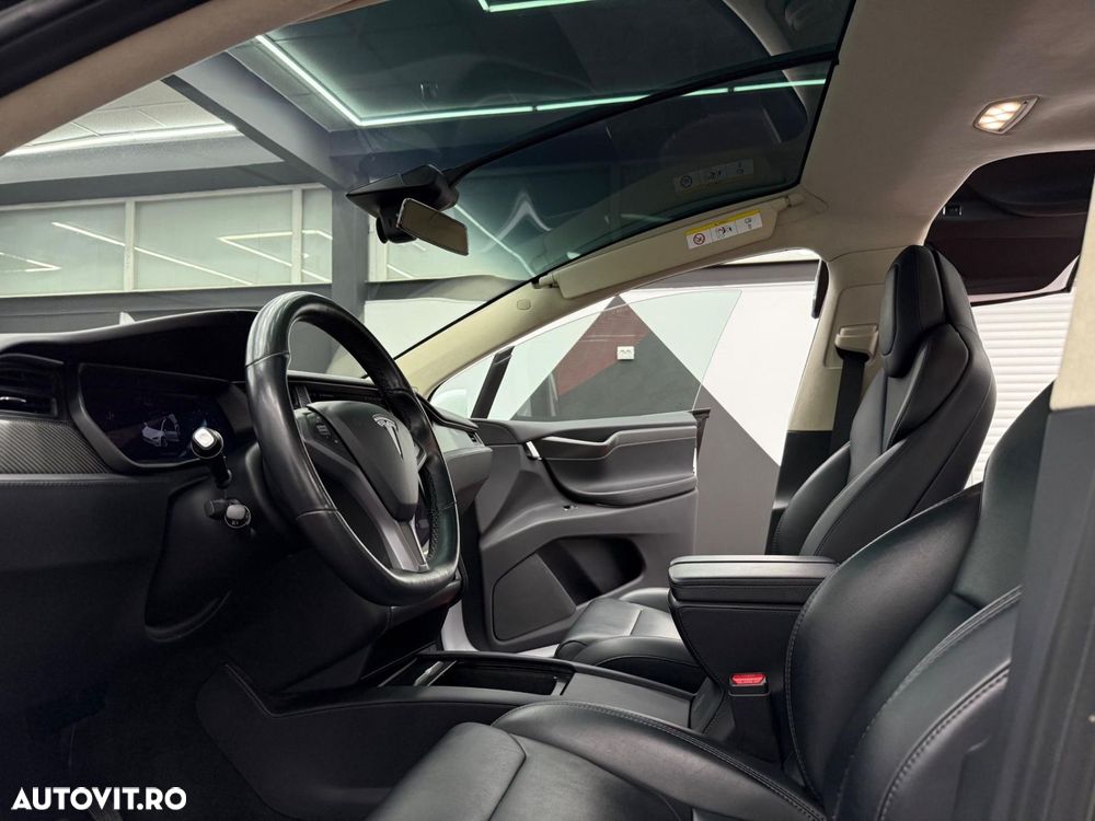 Tesla Model X - 11