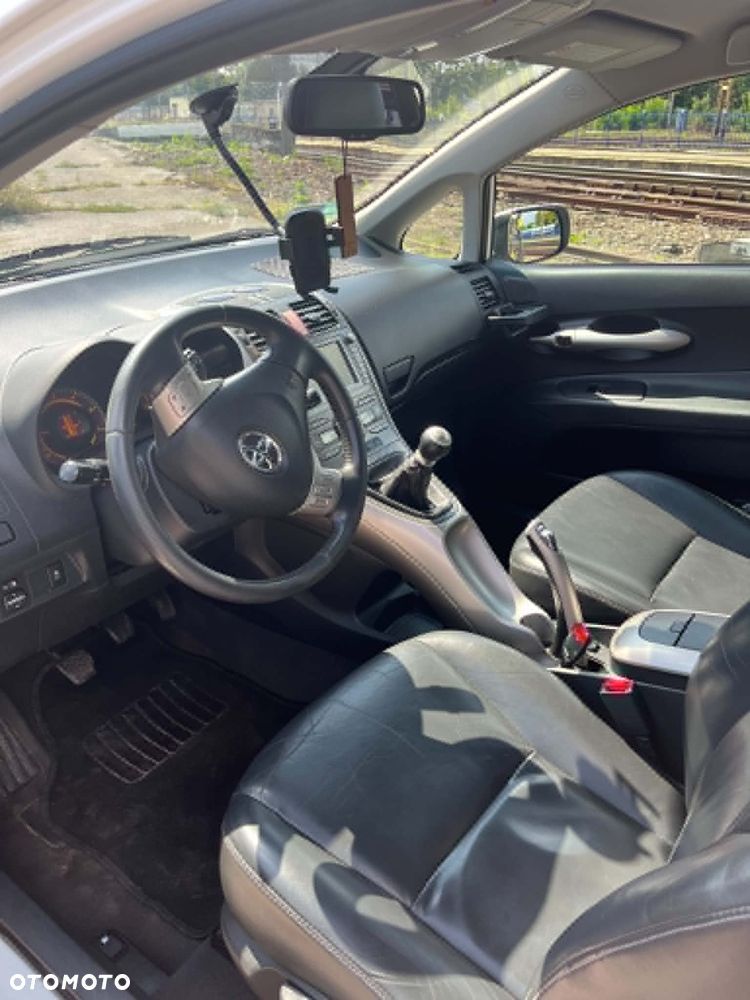 Toyota Auris 2.2 D-4D X + NAVI - 6