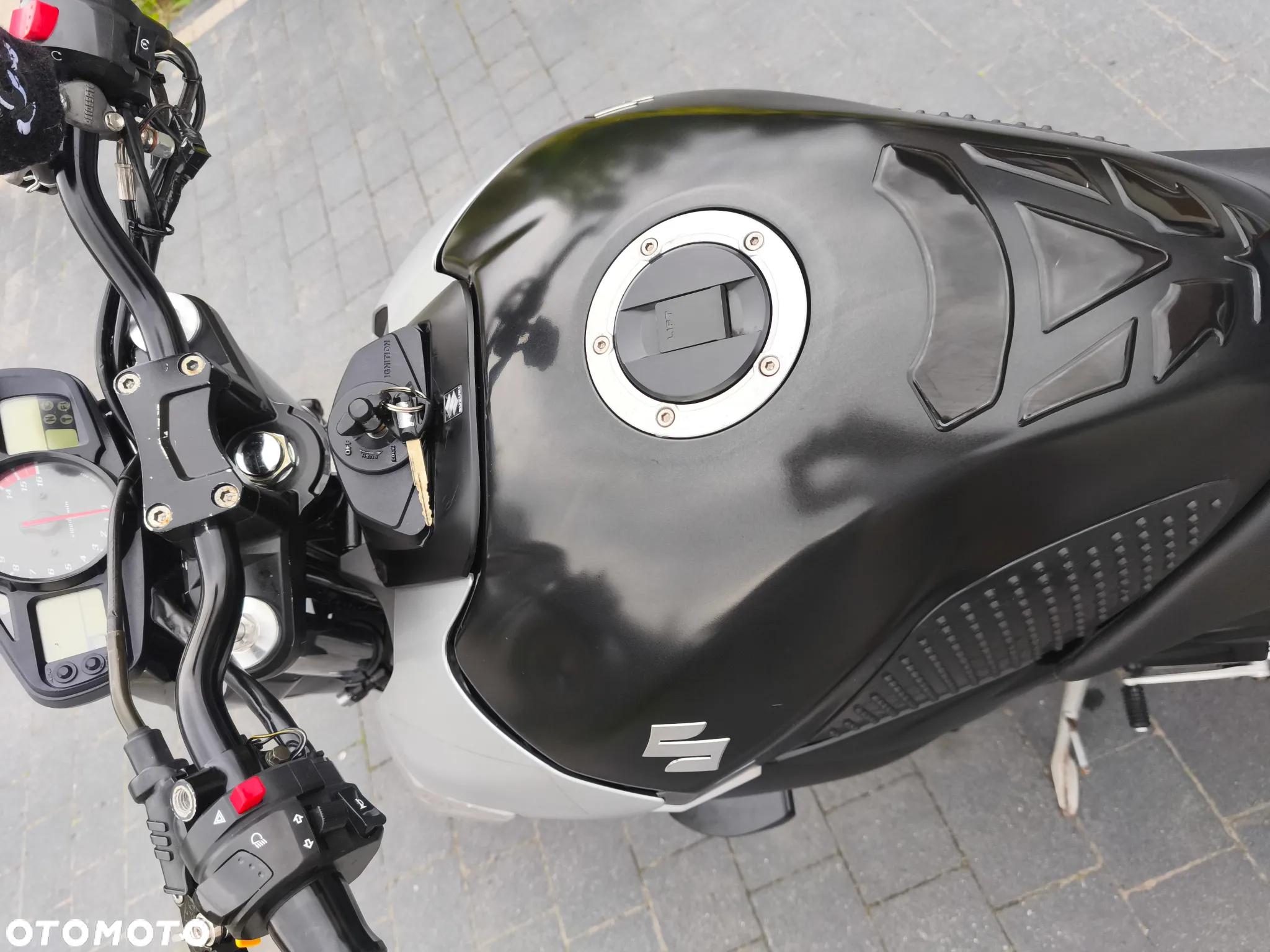 Suzuki GSR - 5