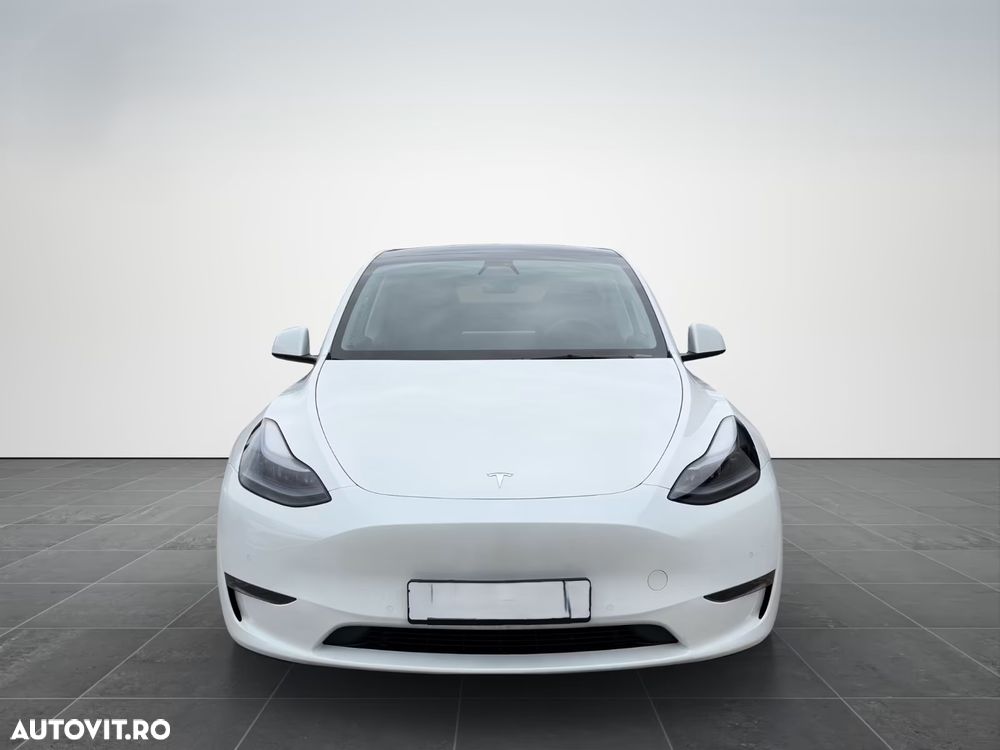 Tesla Model Y - 8
