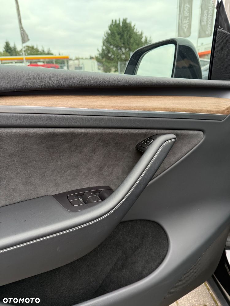 Tesla Y Long Range AWD - 17