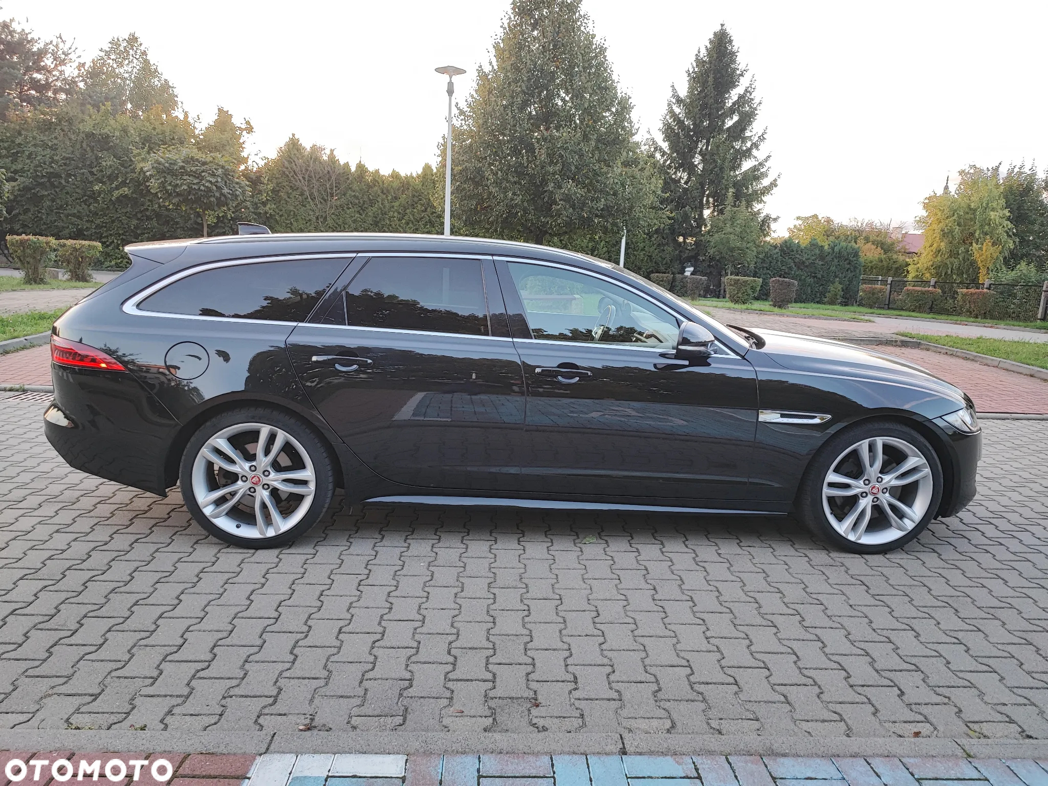 Jaguar XF 30d Sportbrake Portfolio - 11