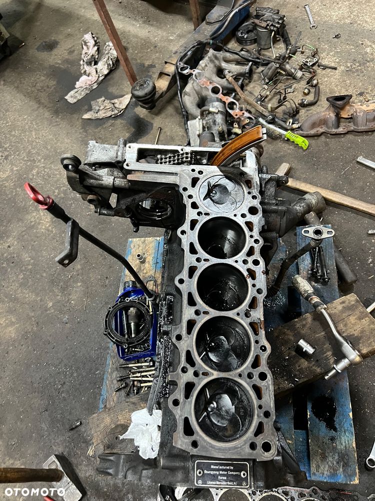 Dół Blok silnika  wał korbowy tłoki