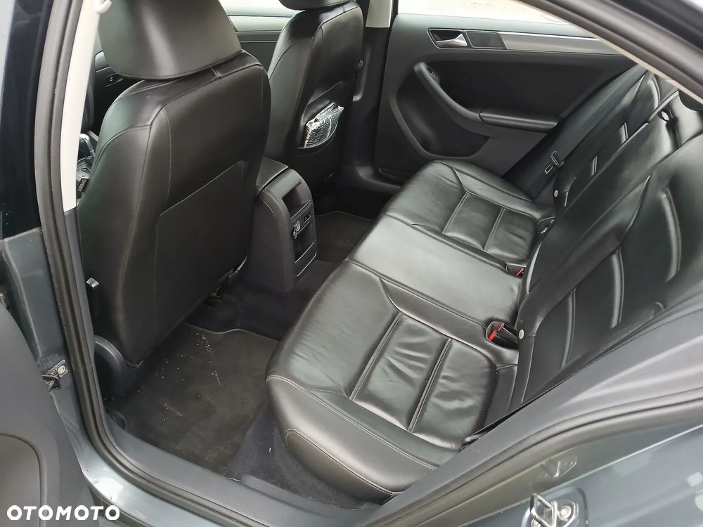 Volkswagen Jetta - 4