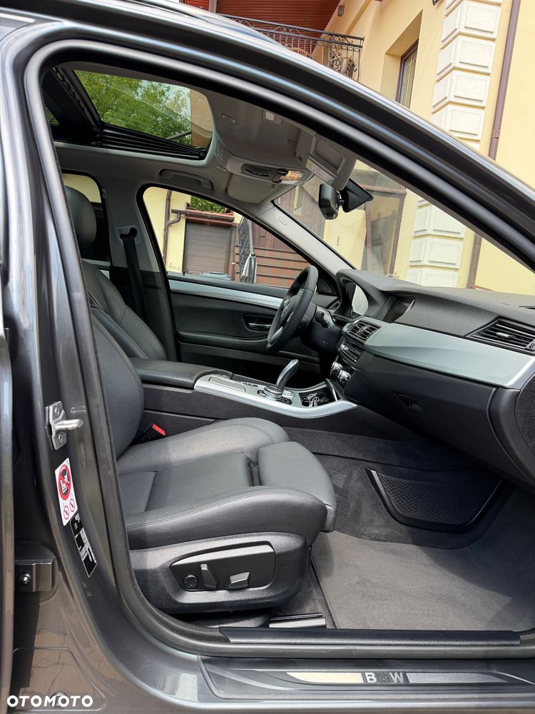 BMW Seria 5 525d Luxury Line - 28