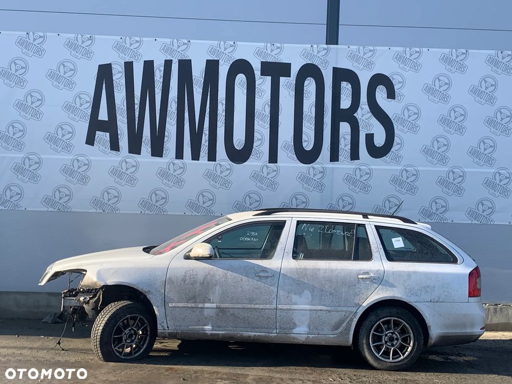 SKODA OCTAVIA 2011 *SAMOCHÓD NA CZĘŚCI* 3785 MASKA, LAMPA, DRZWI, LUSTERKO, ZDERZAK, GRILL, BŁOTNIK, KLAPA, BELKA, DESKA, FOTELE, KANAPA, ĆWIARTKA KIEROWNICA, TARCZE, ZACISKI, ZAWIESZENIE, KOMPLETNY PRZÓD, KOMPLETNY TYŁ, LICZNIK, ZEGARY, PRAWE LEWE PRZÓD TYŁ - 1