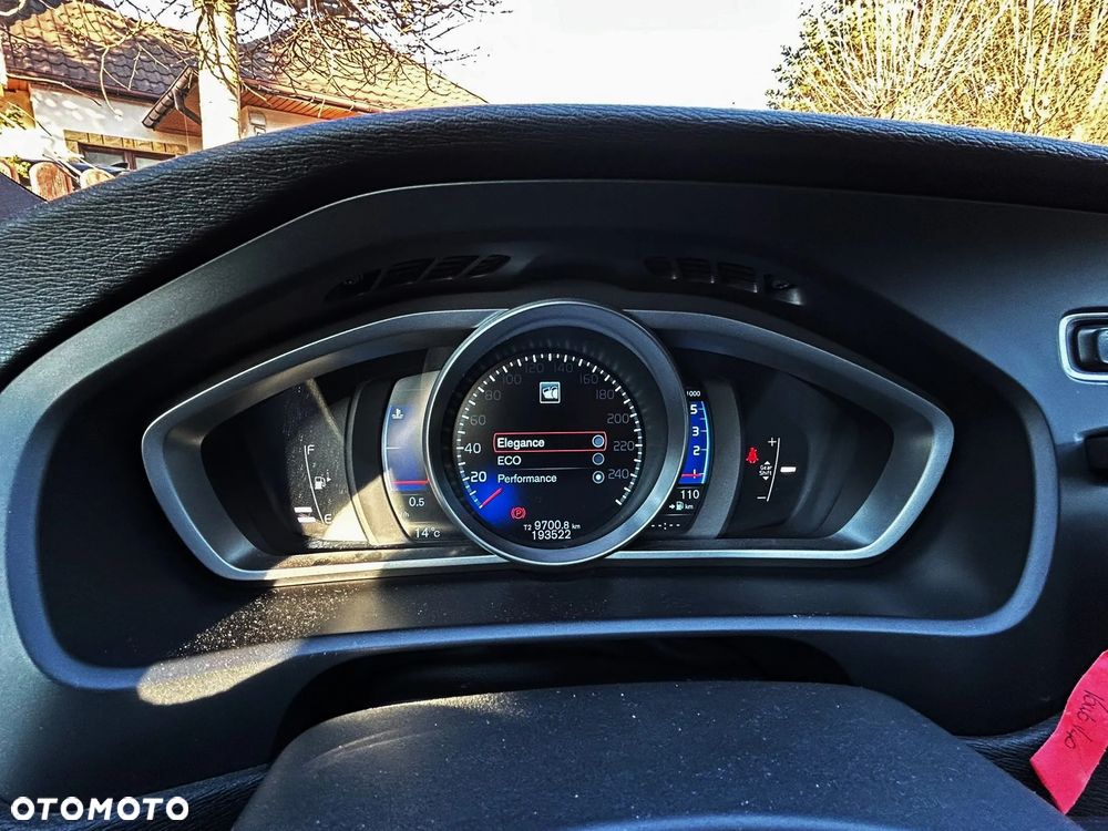 Volvo V40 D2 R Design - 8