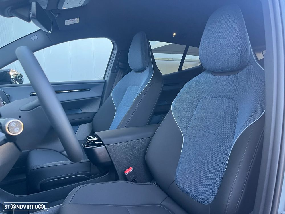 Volvo EX30 69 kWh Single Motor Extended Range Black Edition - 18