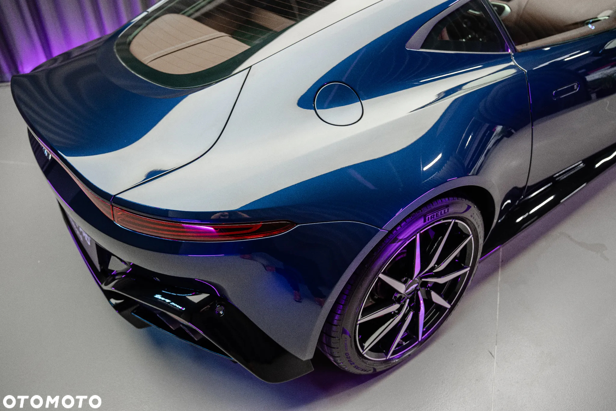 Aston Martin Vantage - 5