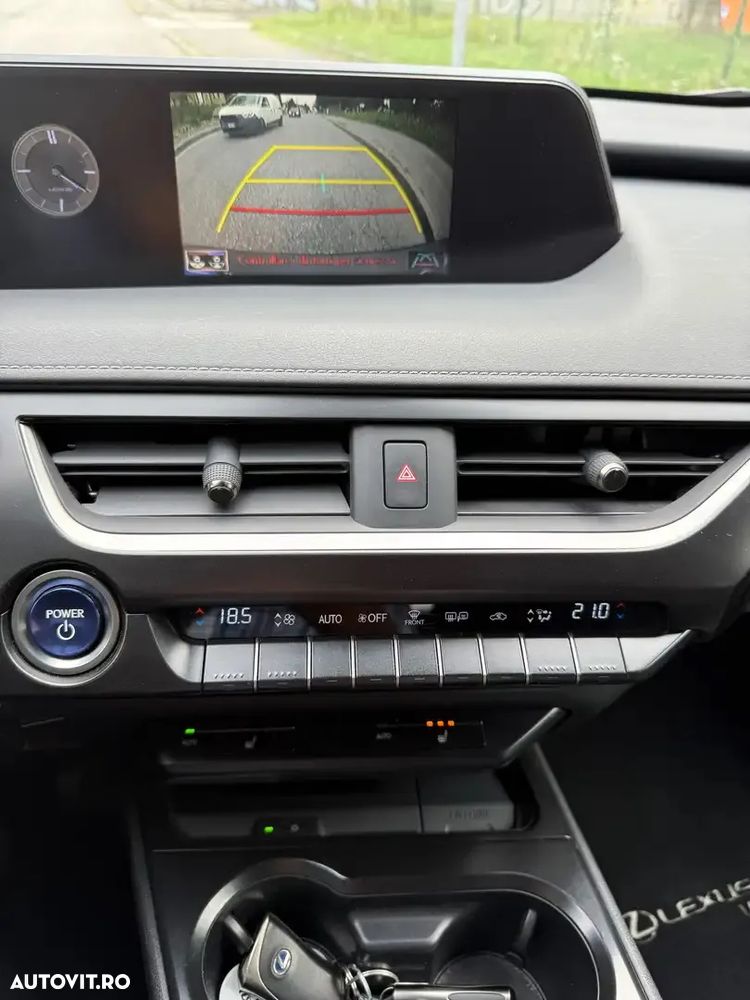 Lexus UX 250h FWD Executive - 12