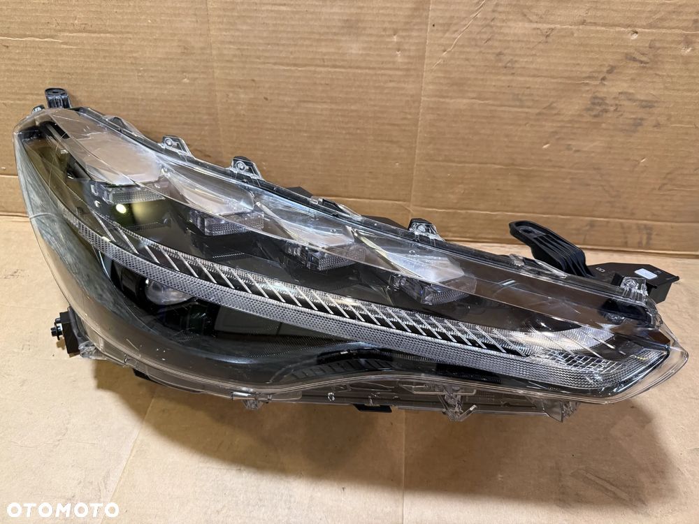 Lampa prawa Toyota Corolla Cross 2022- OE - 1