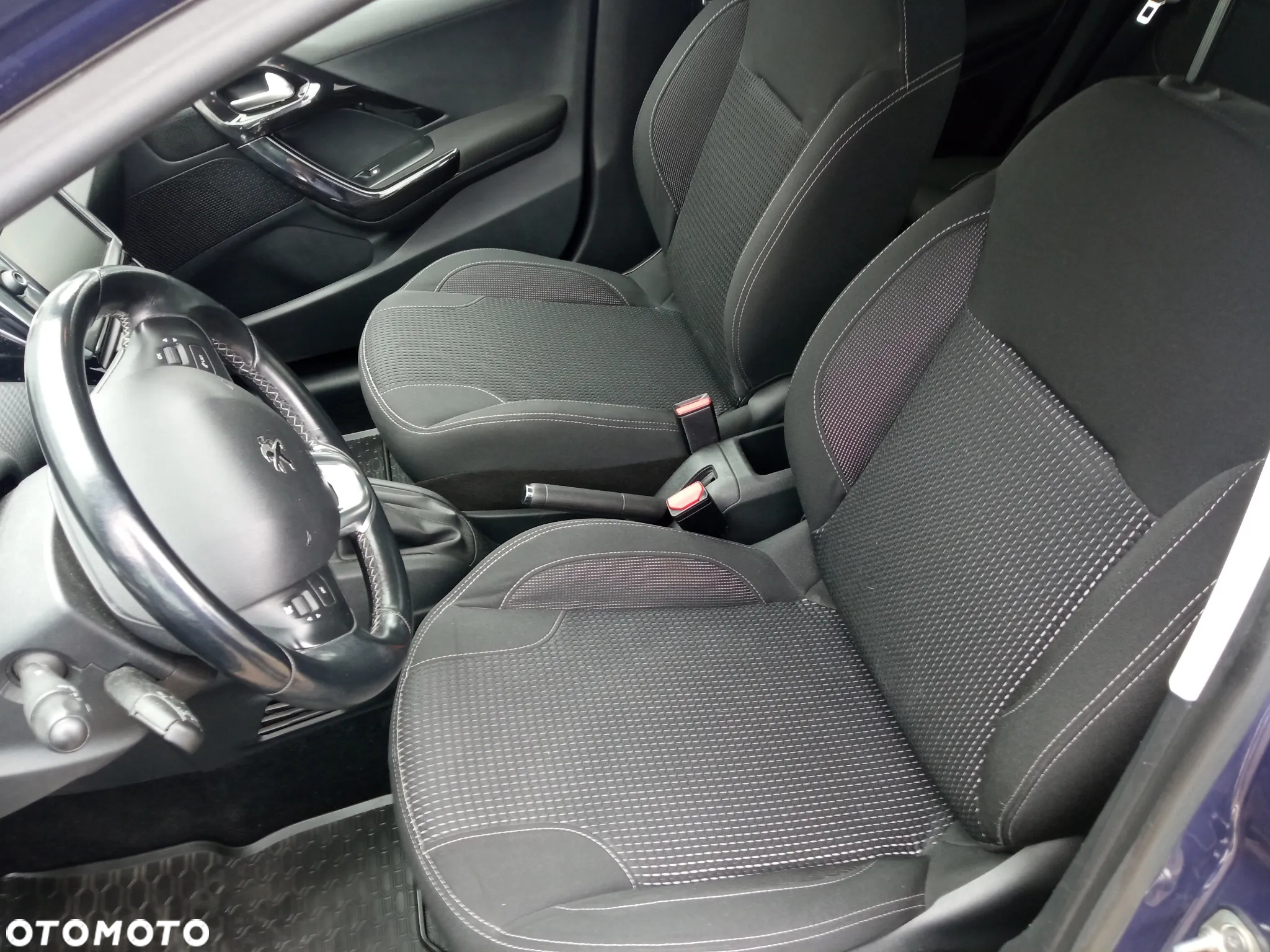 Peugeot 208 - 8