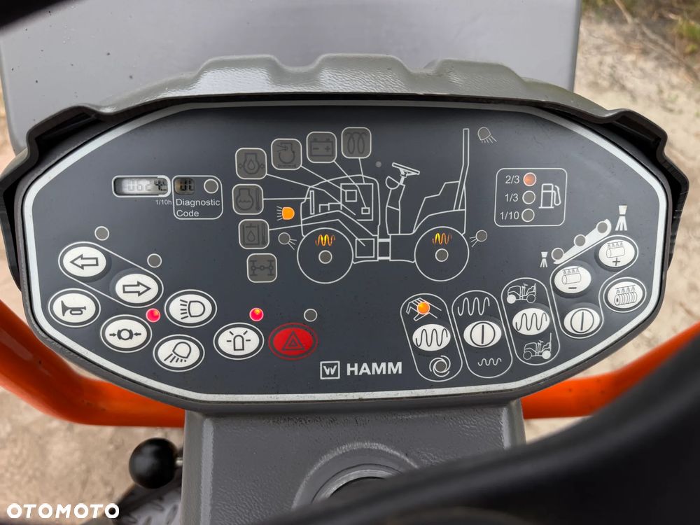 Hamm HD 8VV  Walec Terenowo Drogowy do Asfaltu z OBCINAKIEM BOCZNYM Hydraulicznym! 2 tony. Import Norwegia 2017 rok. 624 mtg. Silnik KUBOTA 3 cylindry. Maszyna nie różni się od Nowej z salonu! Serwisy w Dekra AKTUALNE 2026rok. Zero zniszczeń IGŁA !! Gotowy do długiej pracy. Po dużych serwisach eksploatacyjnych w Norwegii. Walec pochodzi z urzędu Komunalnego w Norwegii od pierwszego właściciela. Jego historia od nowości to lekkie inwestycje miejskie! Jedyna taka okazja! Bardzo mały walec a moc Potężna! Ani deka luzów i wycieków. OKAZJA. Zraszacze na dwa bębny. Ubijanie na dwa lub jeden bęben. Siła ubijania regulowana! - 22