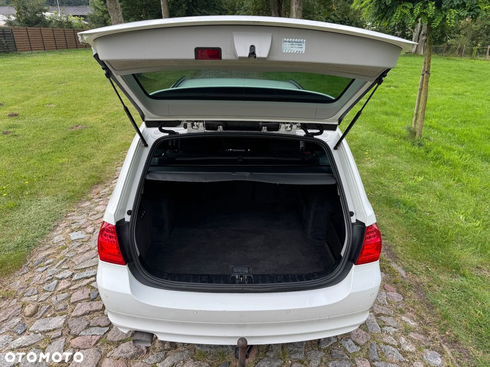 BMW Seria 3 318d DPF Touring Edition Sport - 14