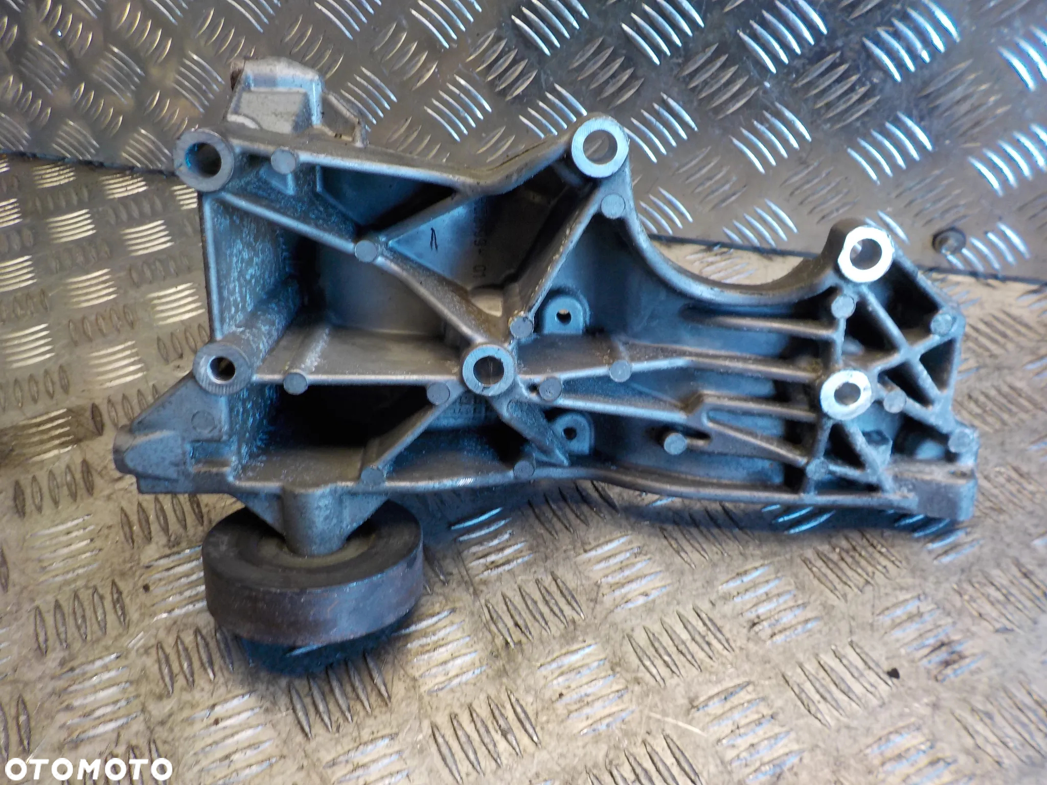 AUDI A4 B6 2.0B ŁAPA MOCOWANIE ALTERNATORA 06D903143C - 6