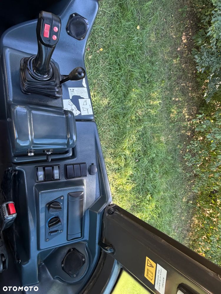 Mecalac AX1000 Ładowarka kołowa łamana 6,5 tony. Udźwig około 3 tony. 2017 rok.  Jak Nowa! Oryginał łyżka KROKODYL otwierana i widły. Mocny silnik DEUTZ 4 cylindry DEUTZ. Zero luzów i wycieków. Aktualne Badania DEKRA BMWT. Wielka Okazja. Maszyna jak nowa z Salonu. 2900 mtg. Pochodzi z Norweskiego urzędu gminy. Dodatkowe linie Hydrauliczne. Szybka wolna Jazda Rewers Hydrostatic. Wersja Norweska Mocne doświetlenie dodatkowe grzanie. kabina Ogrzewana wentylowana! Zmiana Osprzętu Hydrauliczna! pełne sterowanie z dżojstika! Podzespoły pompy suche, czytelne tabliczki! OKAZJA - 25